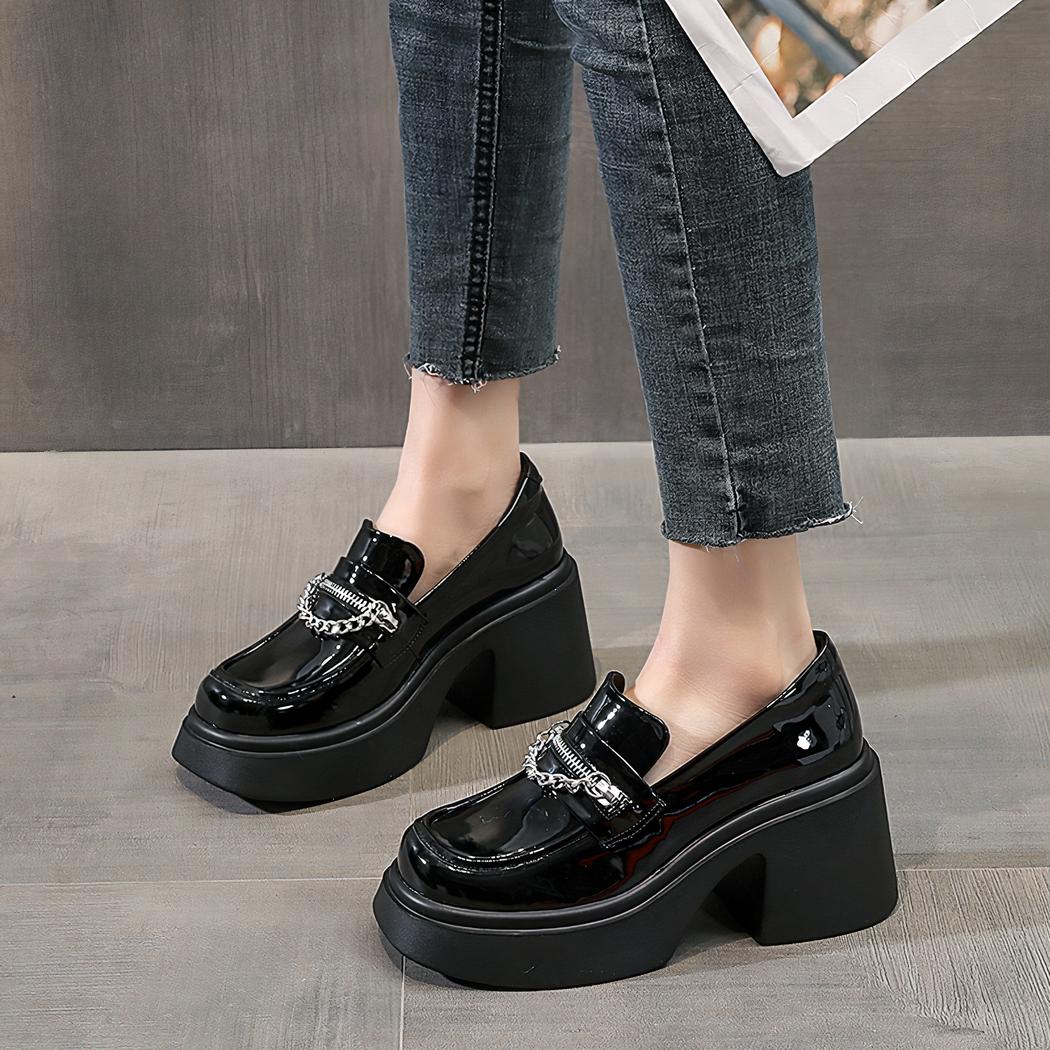 mocassin noir à talon porter par une femme