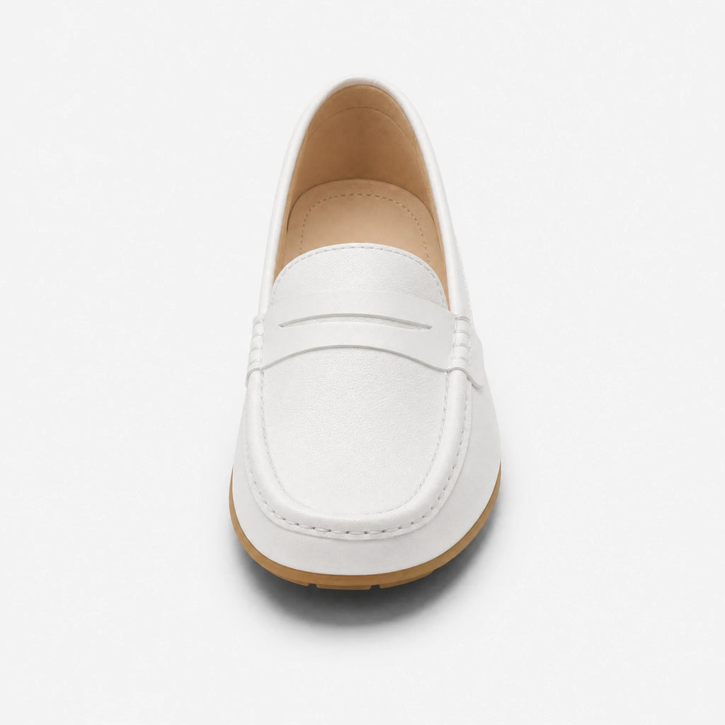 Mocassin Blanc Femme Cuir Mat avec Semelle Crantée - Fond neutre