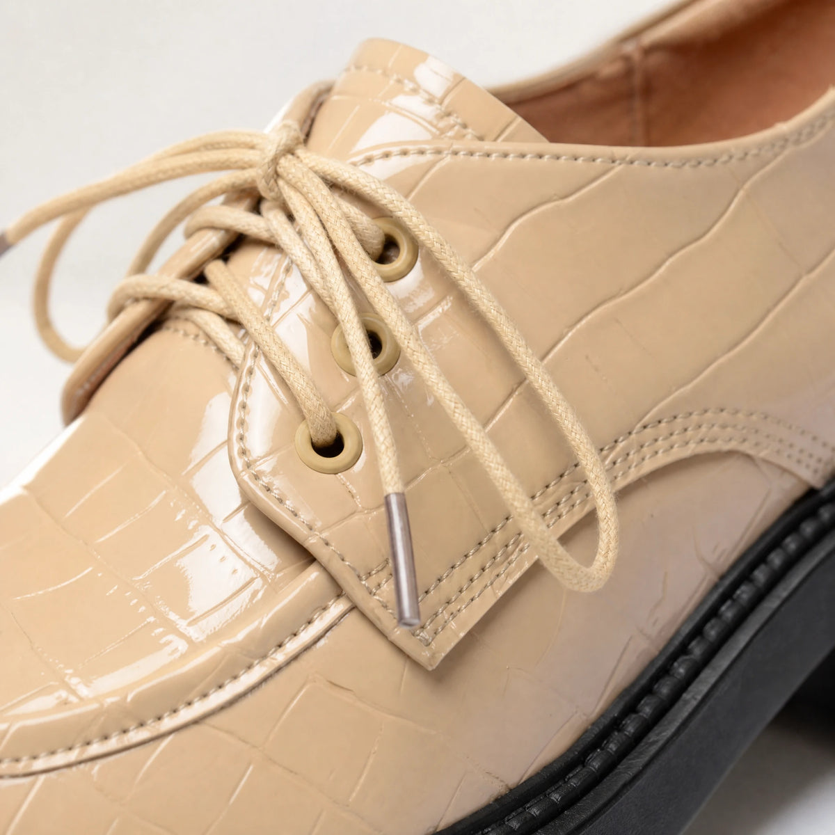 Mocassin cuir talon femme effet croco vernis beige - Détail matière