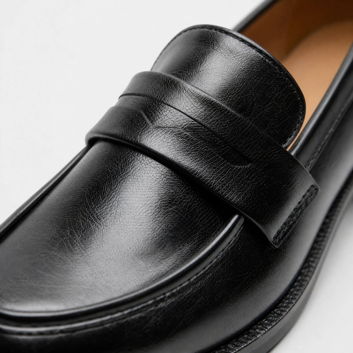 Mocassin cuir vernis noir femme à talon et bride - Détail matière