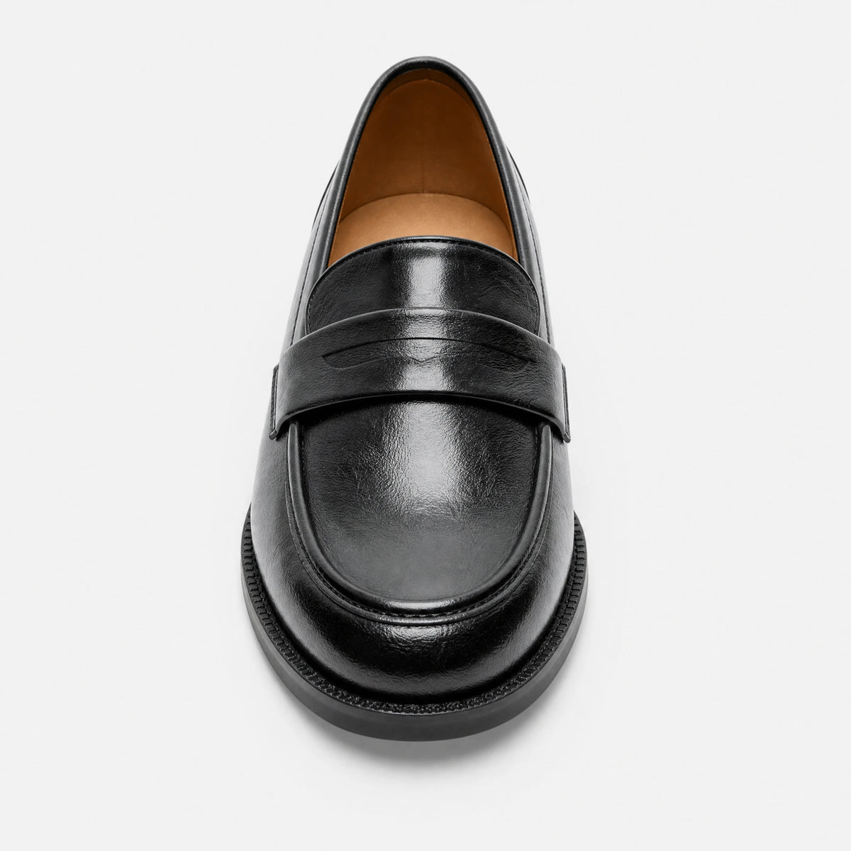 Mocassin cuir vernis noir femme à talon et bride - Fond neutre
