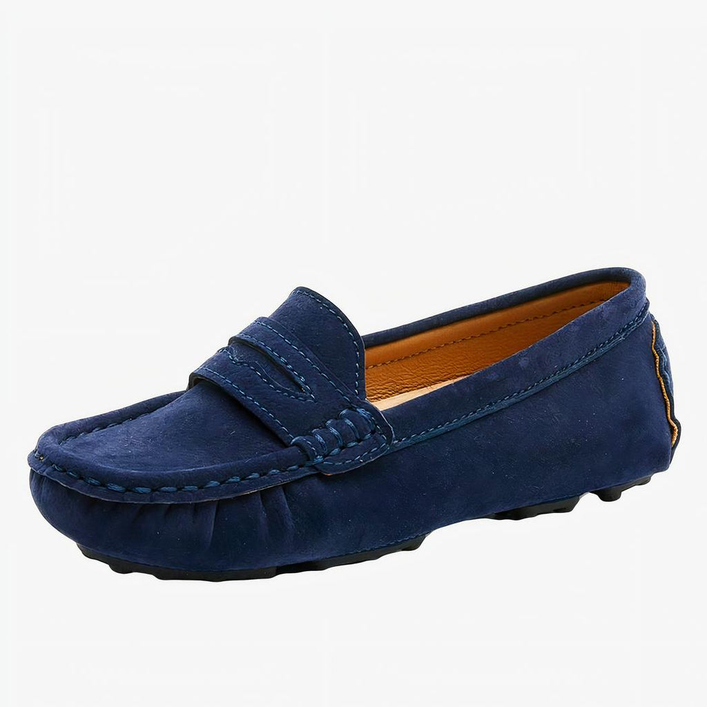 Mocassin en daim de couleur bleu foncé avec une semelle noir sur fond blanc