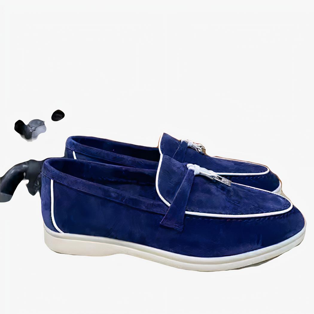 Paire de mocassins bleus en suédine posés sur une boite à chaussures
