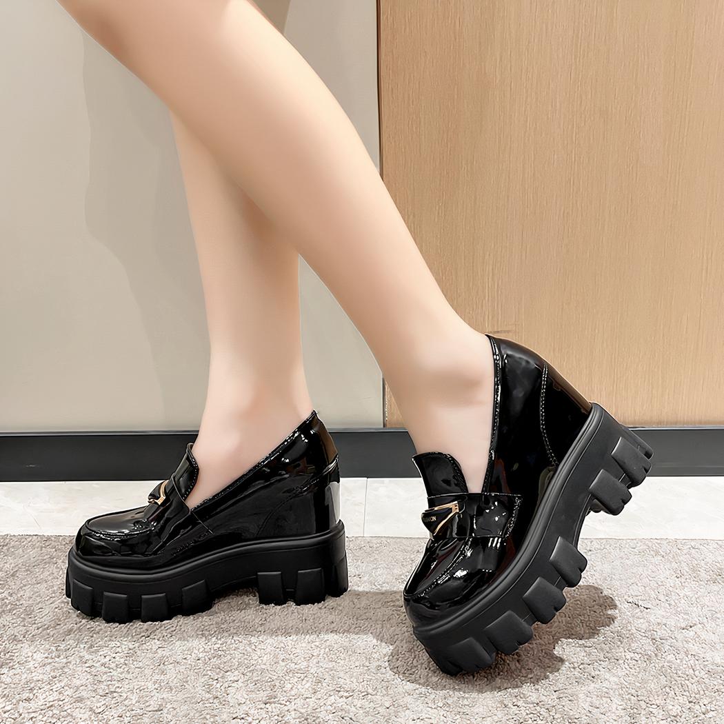 mocassin compensé en cuir épais porté par une femme