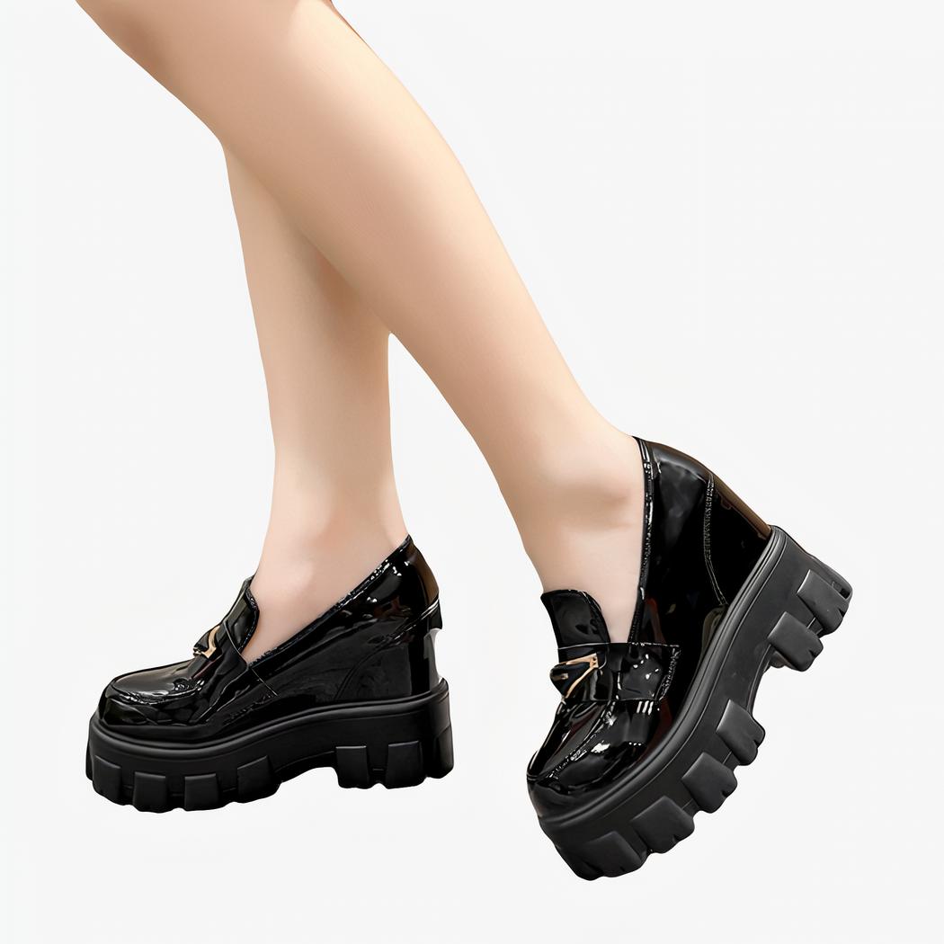 mocassin noir vernis compensé porté par une femme
