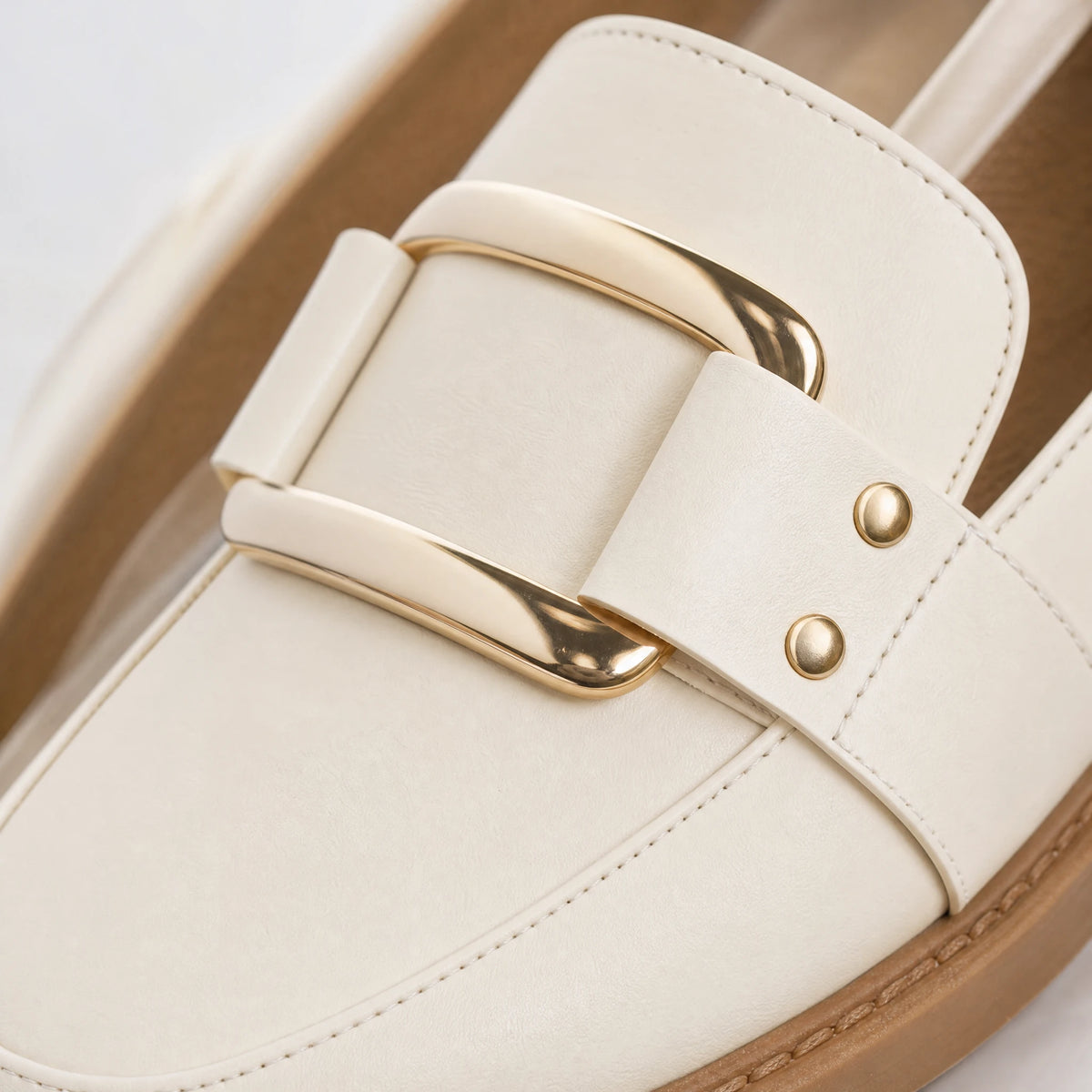 Mocassin femme beige à boucle dorée et semelle camel - Détail matière