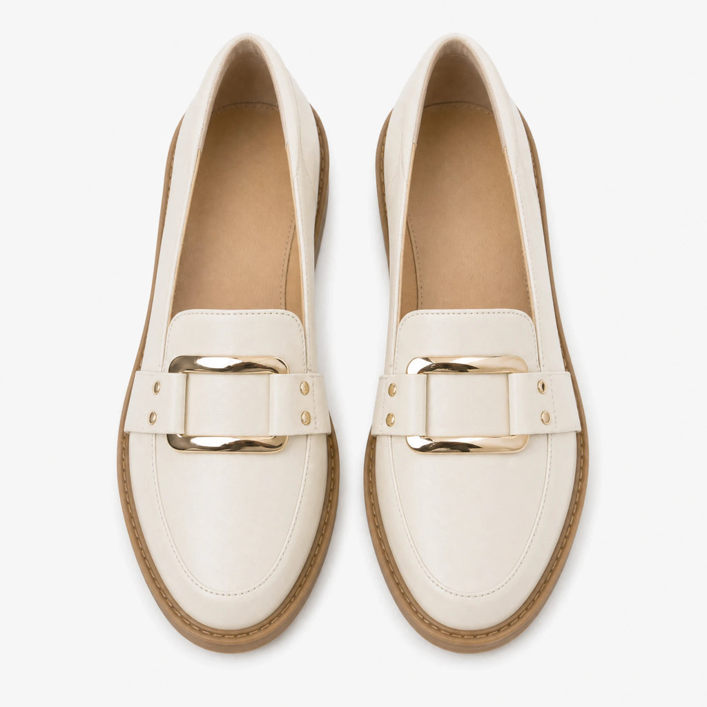 Mocassin femme beige à boucle dorée et semelle camel - Fond neutre