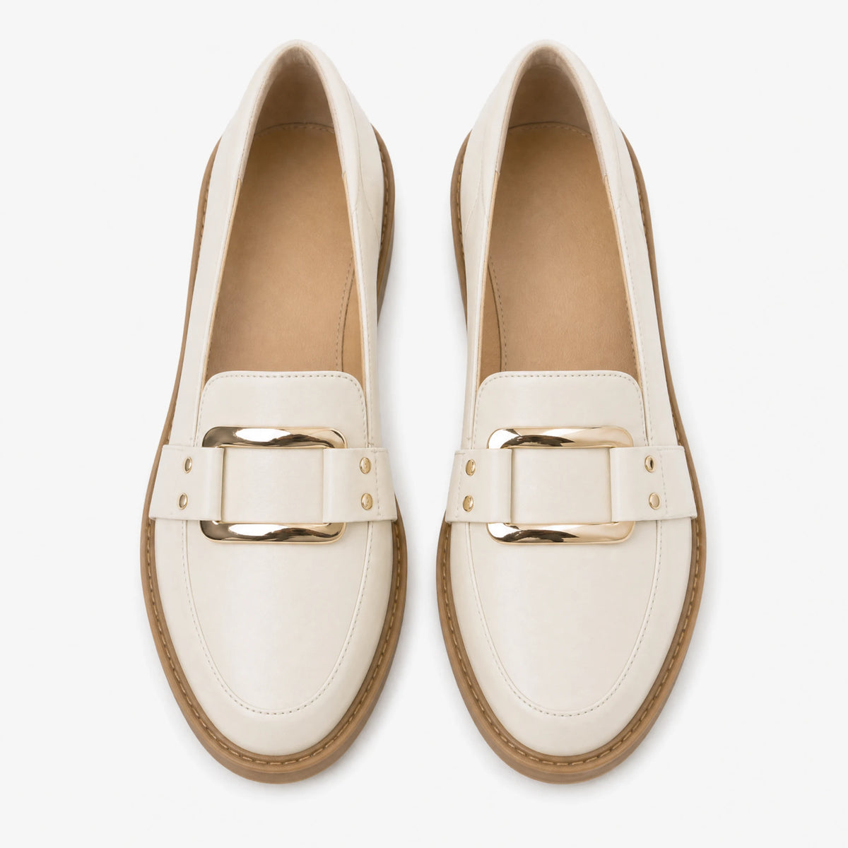 Mocassin femme beige à boucle dorée et semelle camel - Fond neutre