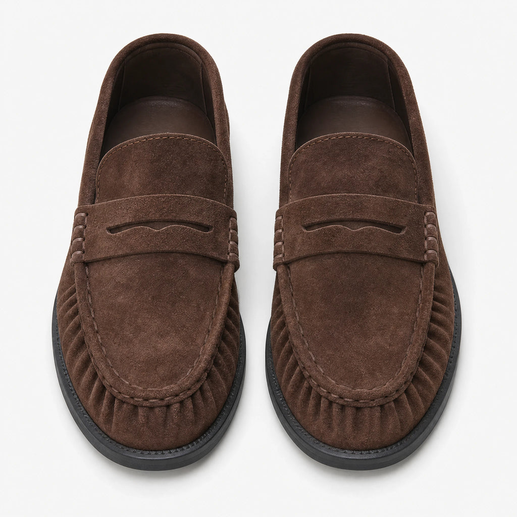 Mocassin femme daim marron à surpiqûres plissées - Fond neutre