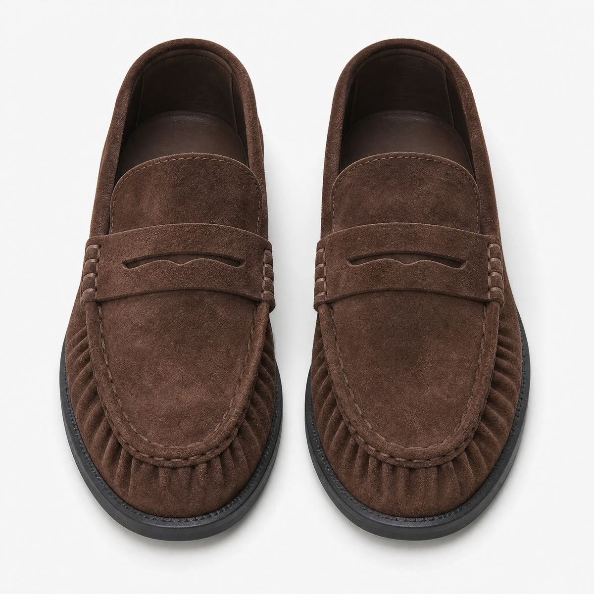 Mocassin femme daim marron à surpiqûres plissées - Fond neutre