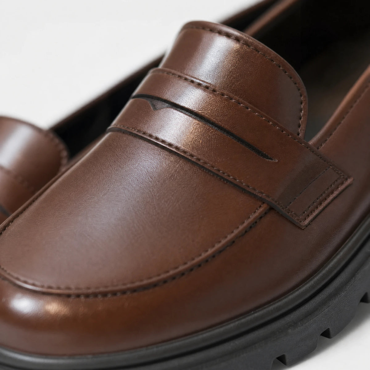Mocassin garçon marron à semelle crantée et talon renforcé - Détail matière