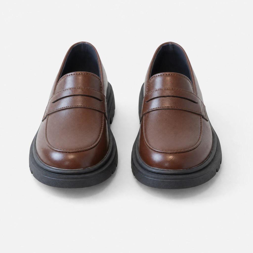 Mocassin garçon marron à semelle crantée et talon renforcé - Fond neutre