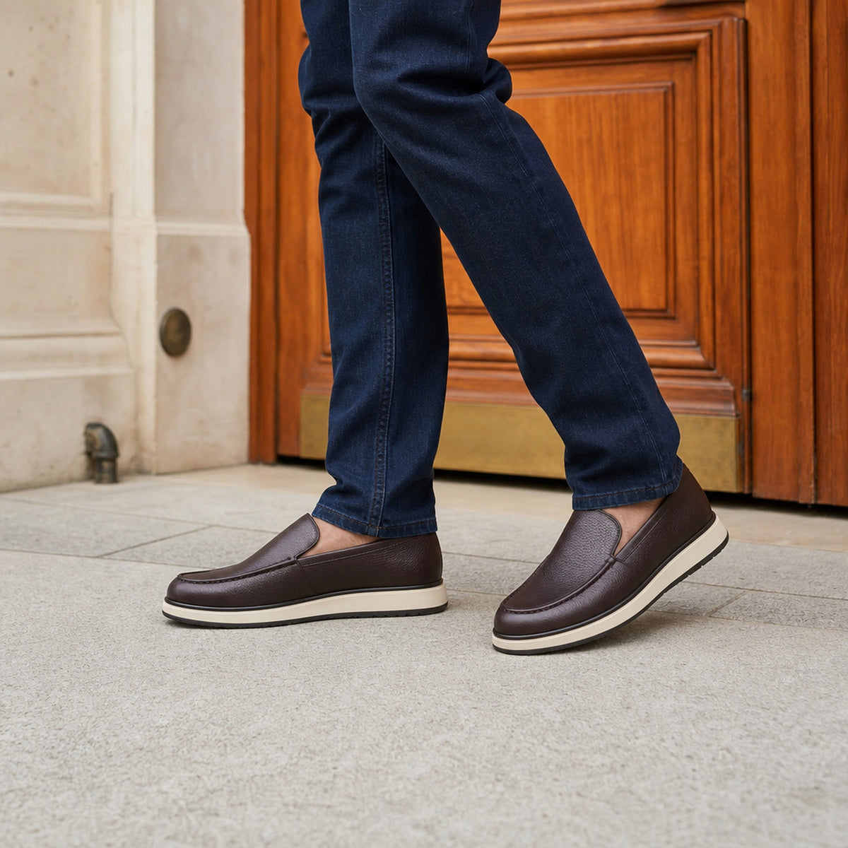 Mocassin homme en similicuir à enfiler, coloris foncés, portés en situation, photo 1