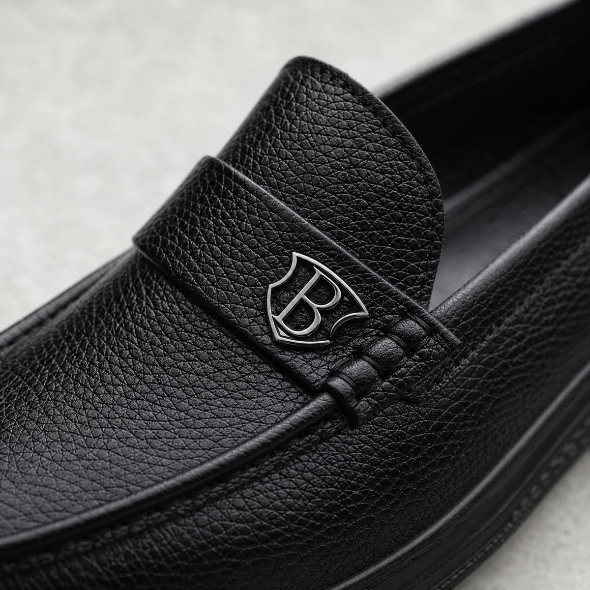 Mocassin homme semelle épaisse en cuir grainé noir - Détail matière