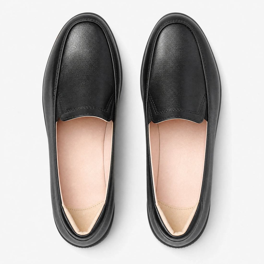Mocassin noir compensé pour femme, confortable et élégant - Fond neutre
