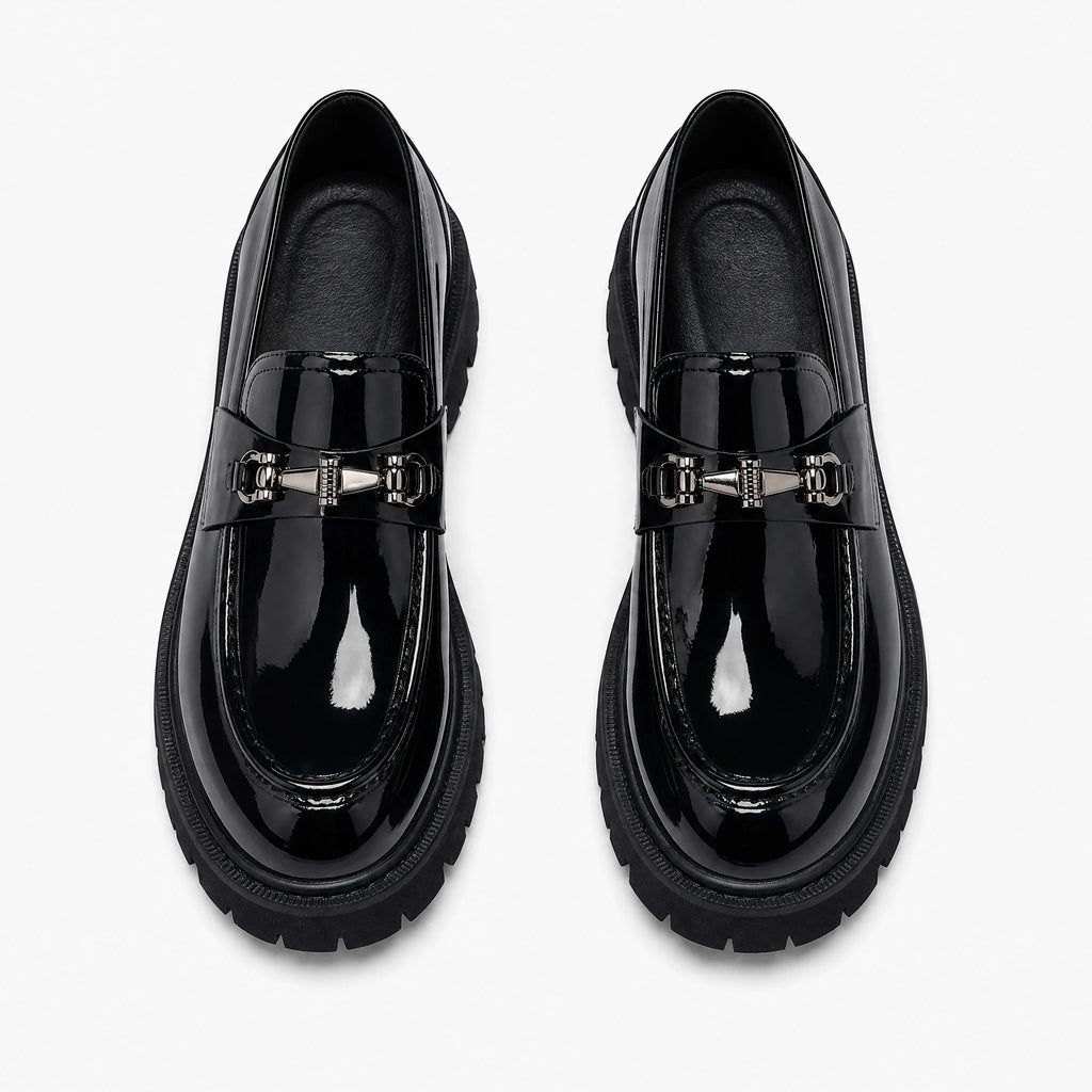 Mocassin noir homme vernis à semelle épaisse crantée - Fond neutre