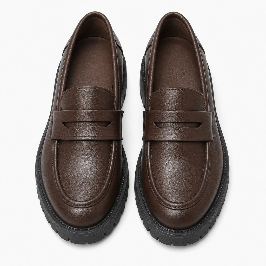 Mocassin semelle crantée femme à plateforme marron ou noir - Fond neutre
