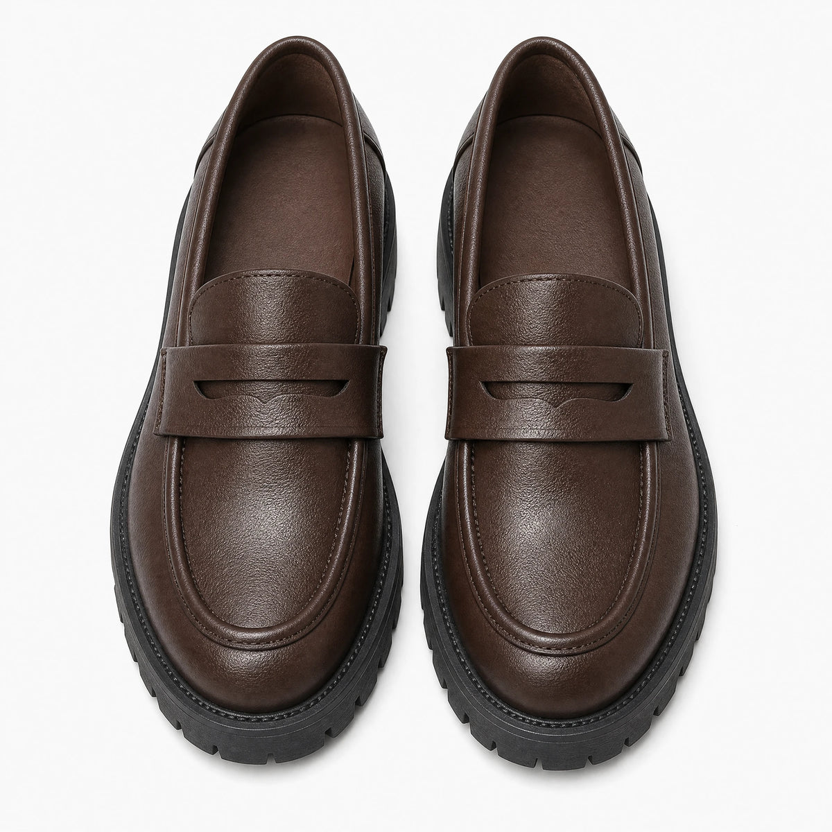 Mocassin semelle crantée femme à plateforme marron ou noir - Fond neutre