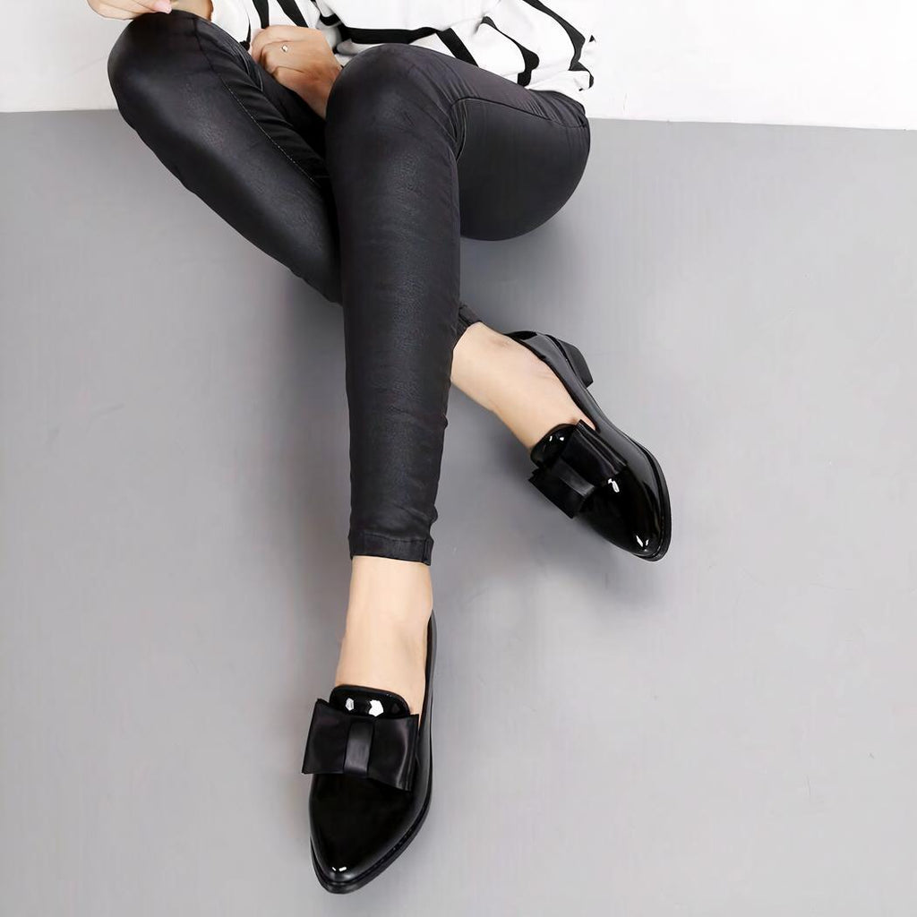 Mocassins à bout pointu en cuir verni avec nœud décoratif