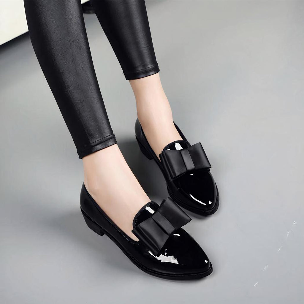 Mocassins à bout pointu en cuir verni avec nœud décoratif