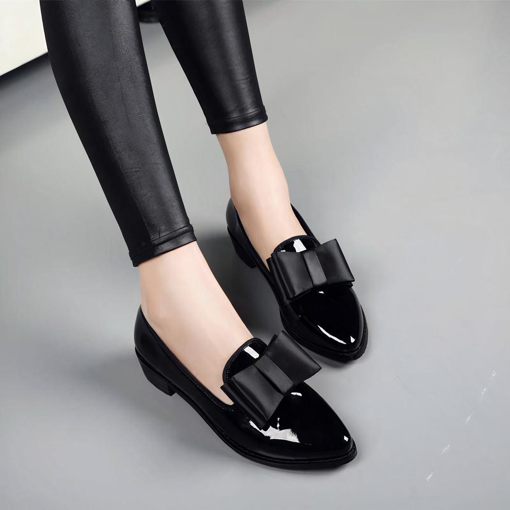 Mocassins à bout pointu en cuir verni avec nœud décoratif
