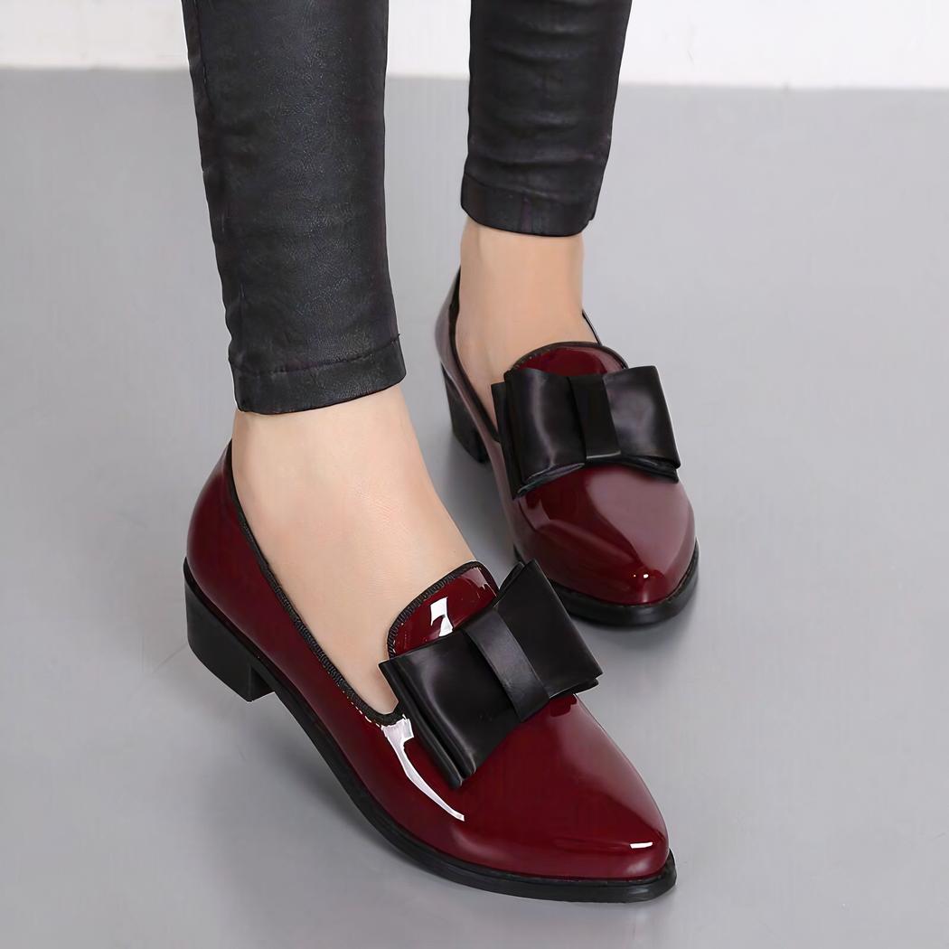 Mocassins à bout pointu en cuir verni avec nœud décoratif