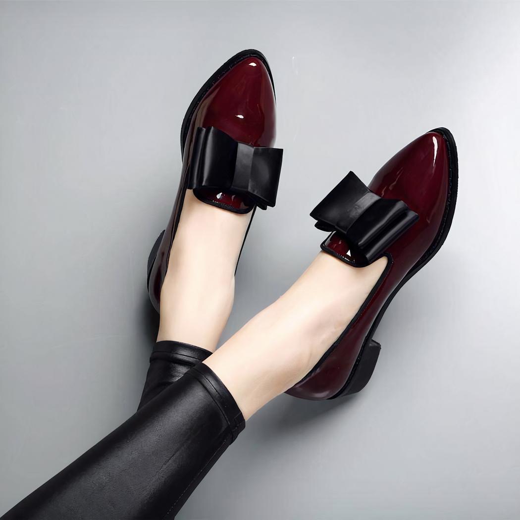 Mocassins à bout pointu en cuir verni avec nœud décoratif