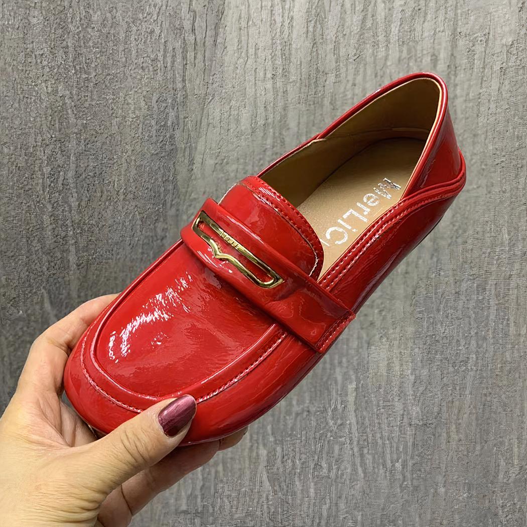 Mocassins à bout rond en cuir verni pour femmes