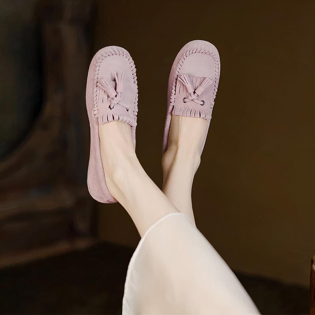 mocassin rose à gland porté par une femme