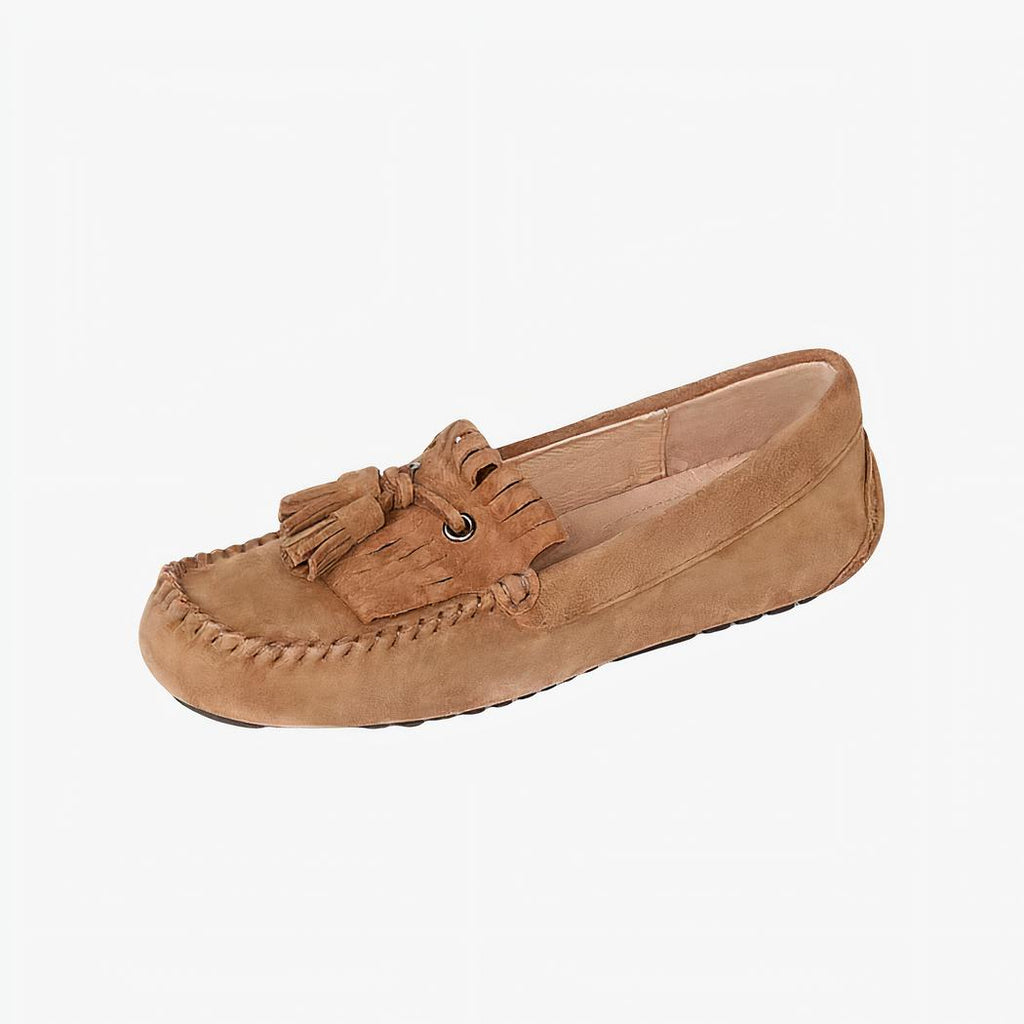 mocassin en daim marron à gland sur un fond blanc