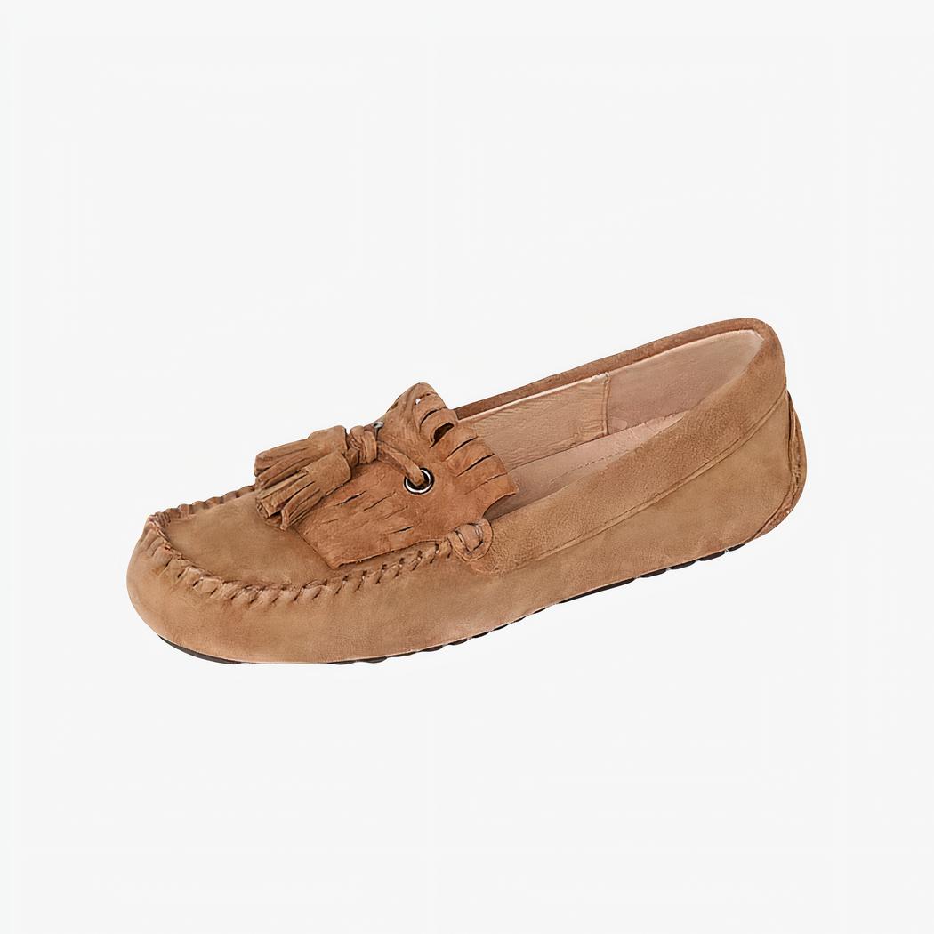 mocassin en daim marron à gland sur un fond blanc