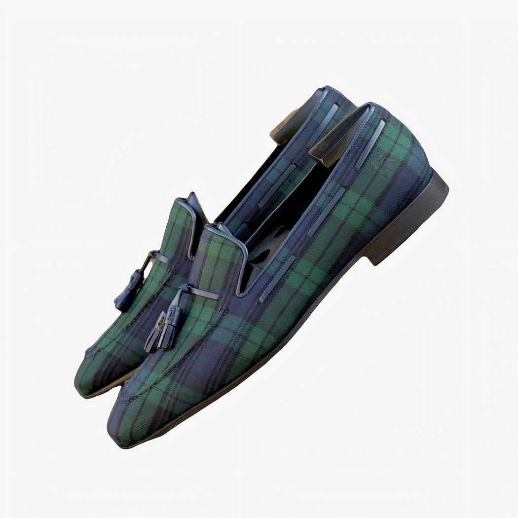 Mocassins à gland à carreaux bleu et vert pour homme avec un fond en bois