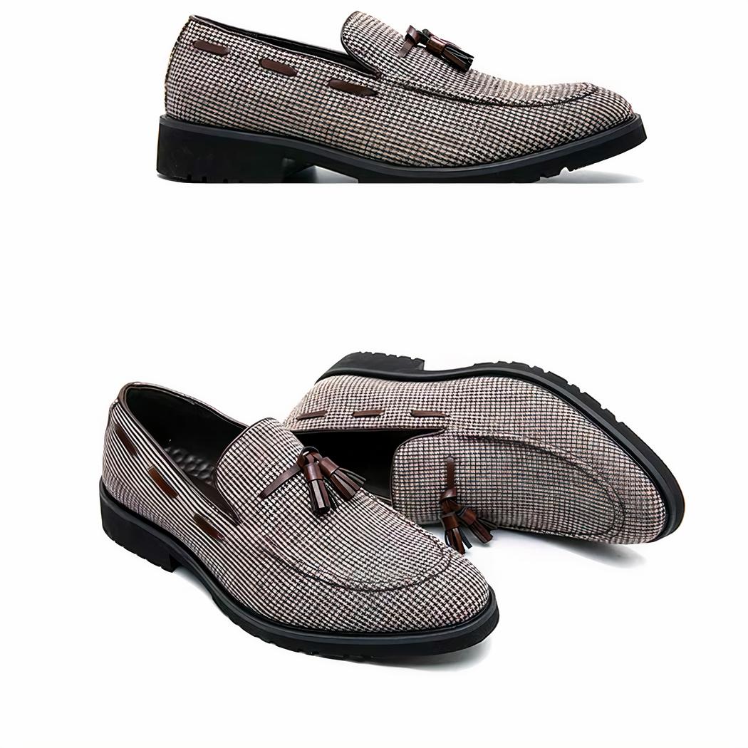 Mocassins à gland à carreaux marron et blanc pour homme