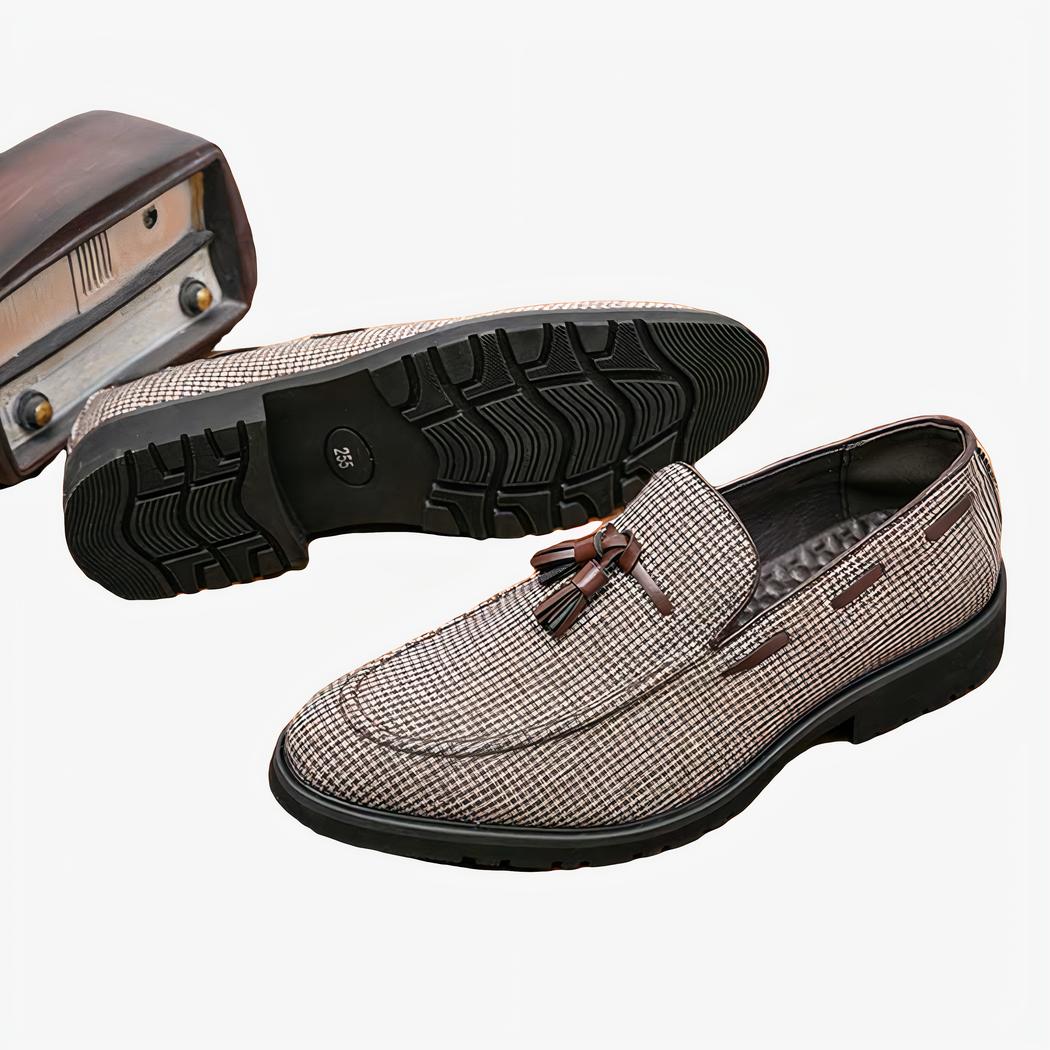 Deux mocassins gris posé sur du parquet à gland marron