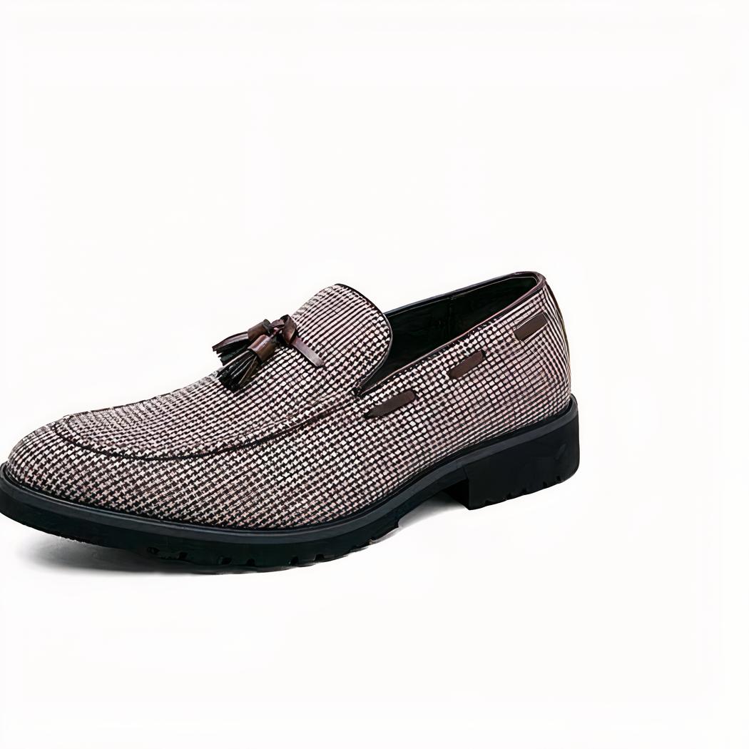 Mocassins à gland à carreaux marron et blanc pour homme