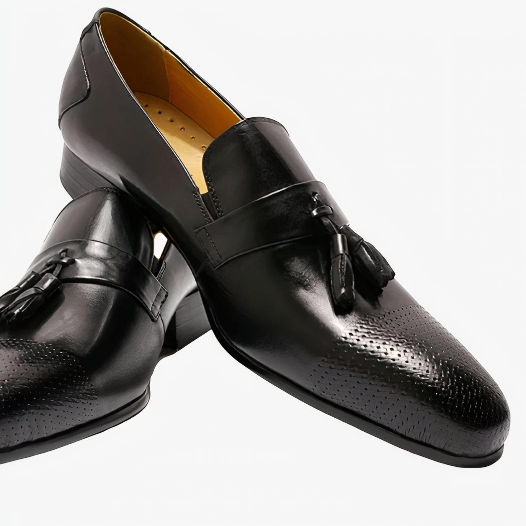 Mocassin à gland noir brillant pour femme sur fond blanc