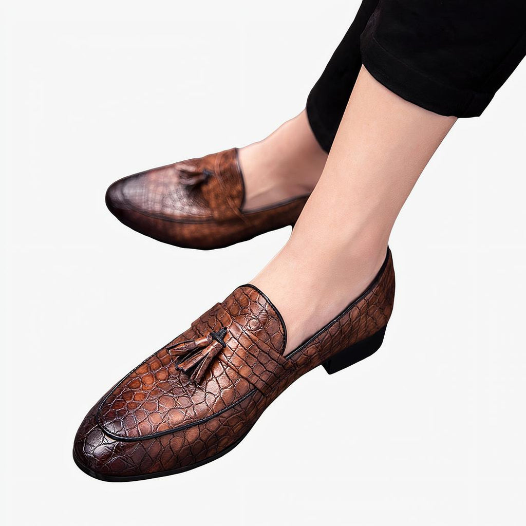 Mocassin marron à gland avec un aspect peau de crocodile