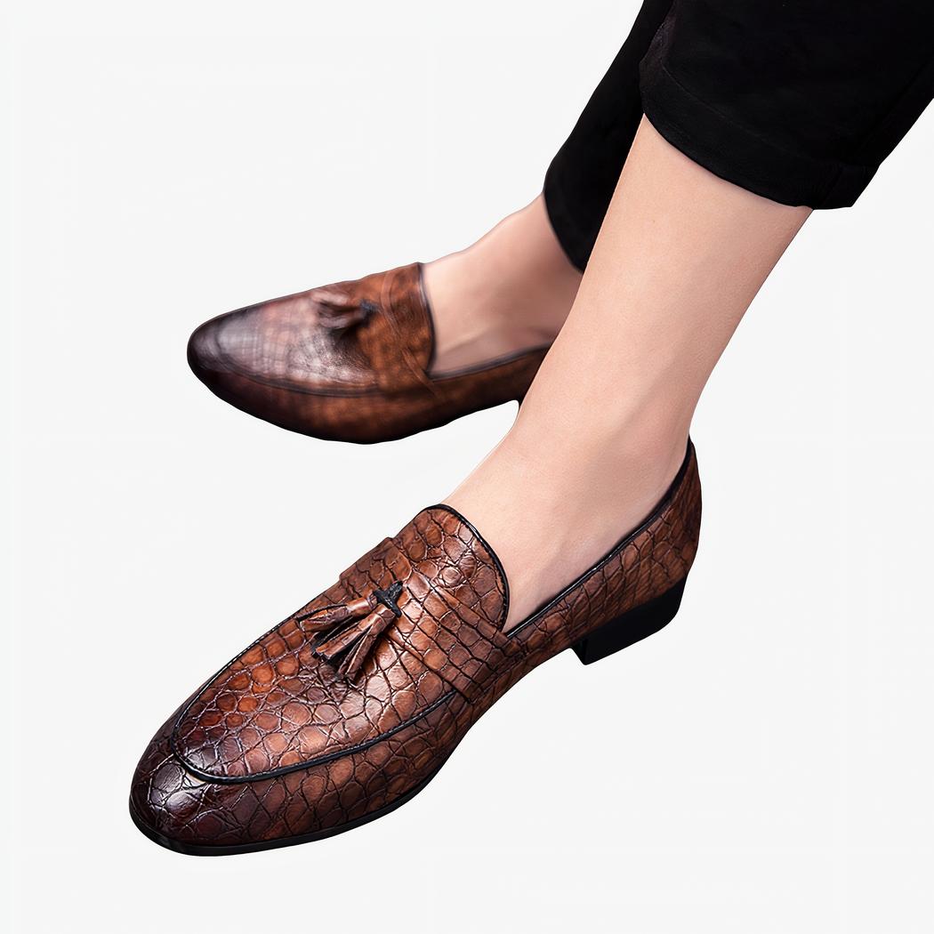 Mocassin marron à gland avec un aspect peau de crocodile