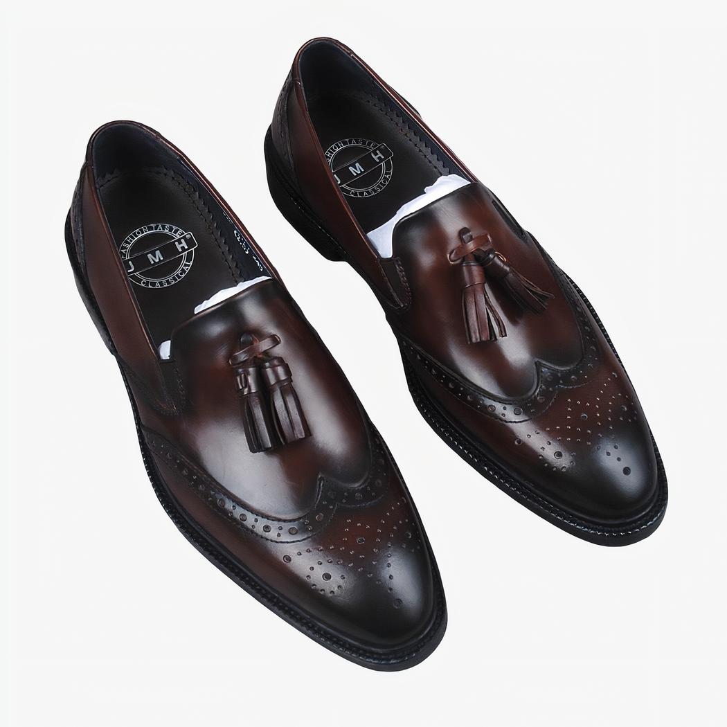 Mocassins à gland en cuir véritable marron pour hommes avec un fond gris