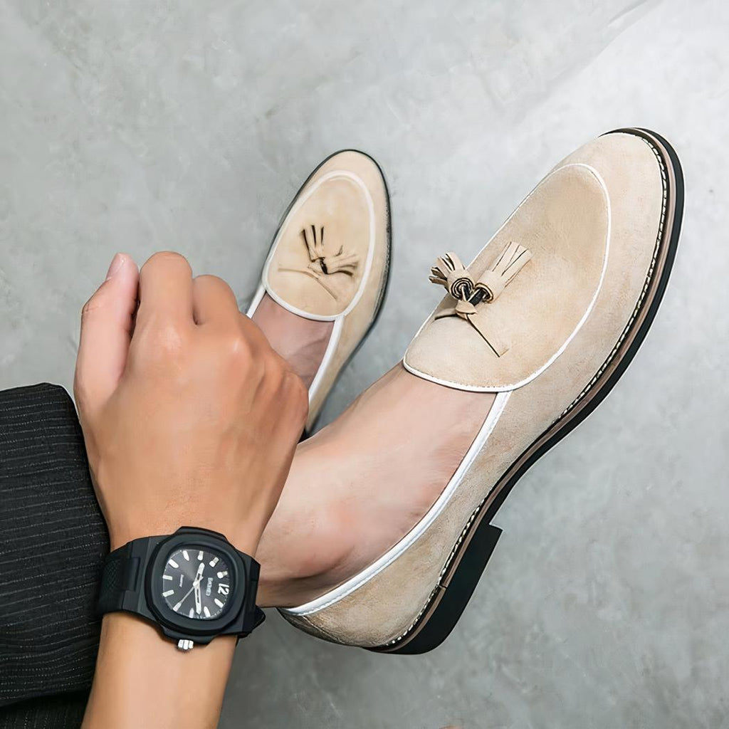 Mocassins à glands en cuir suède à surpiqûres blanches