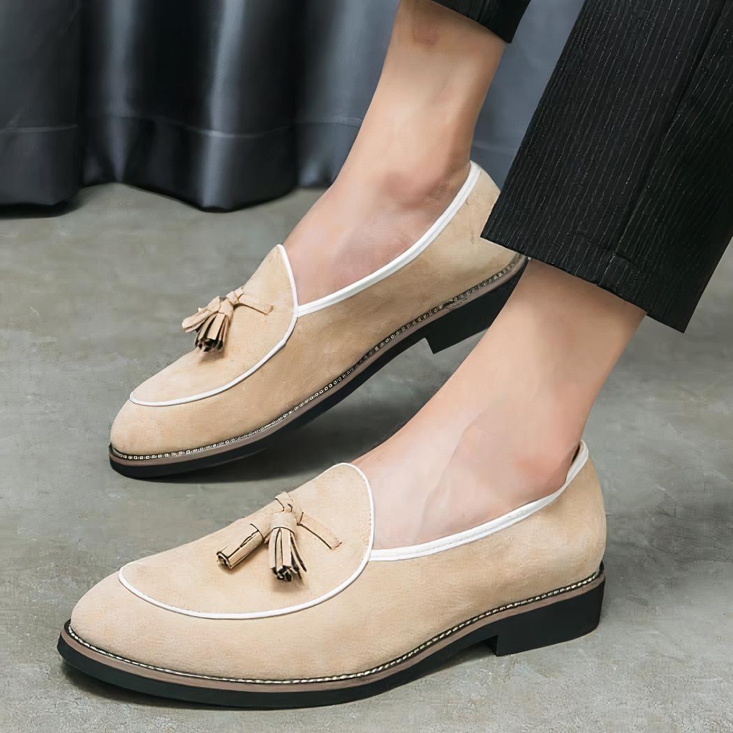 Mocassins à glands en cuir suède à surpiqûres blanches