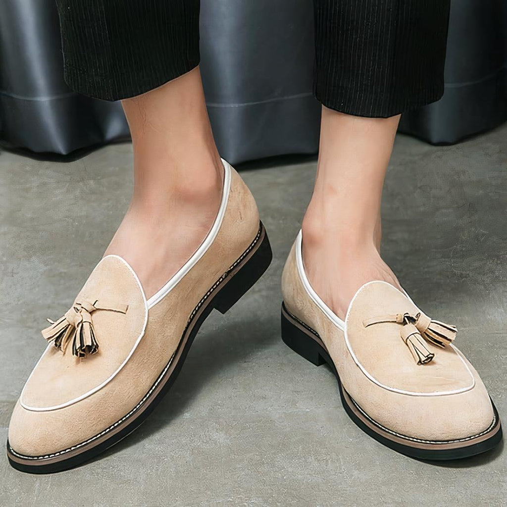 Mocassins à glands en cuir suède à surpiqûres blanches