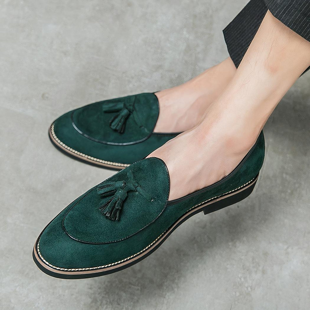 Mocassins à glands en cuir suède à surpiqûres blanches