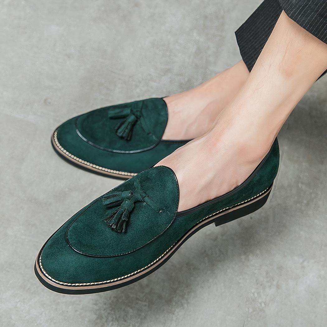 Mocassins à glands en cuir suède à surpiqûres blanches