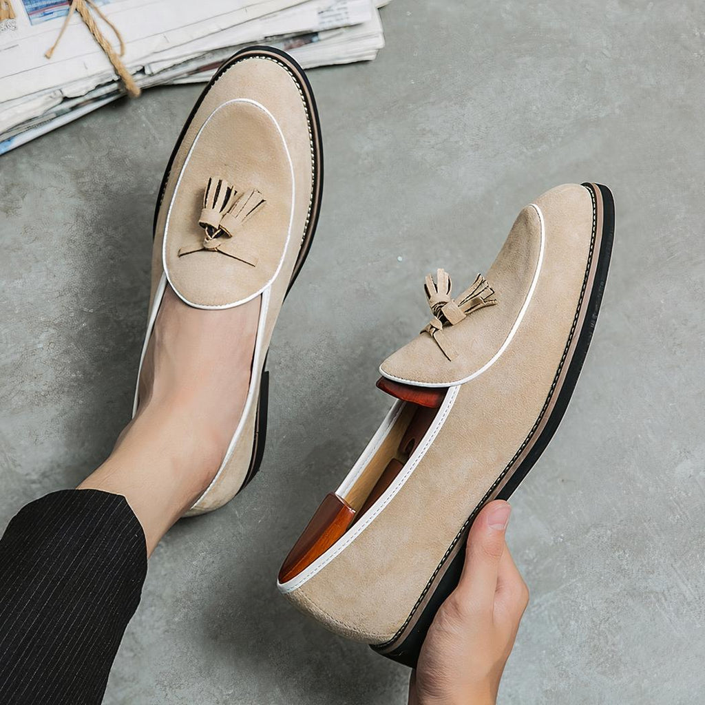 Mocassins à glands en cuir suède à surpiqûres blanches