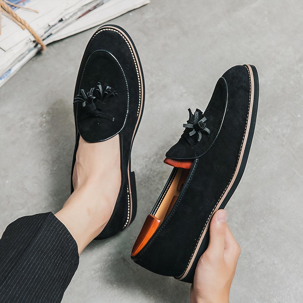 Mocassins à glands en cuir suède à surpiqûres blanches