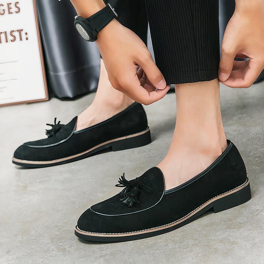 Mocassins à glands en cuir suède à surpiqûres blanches