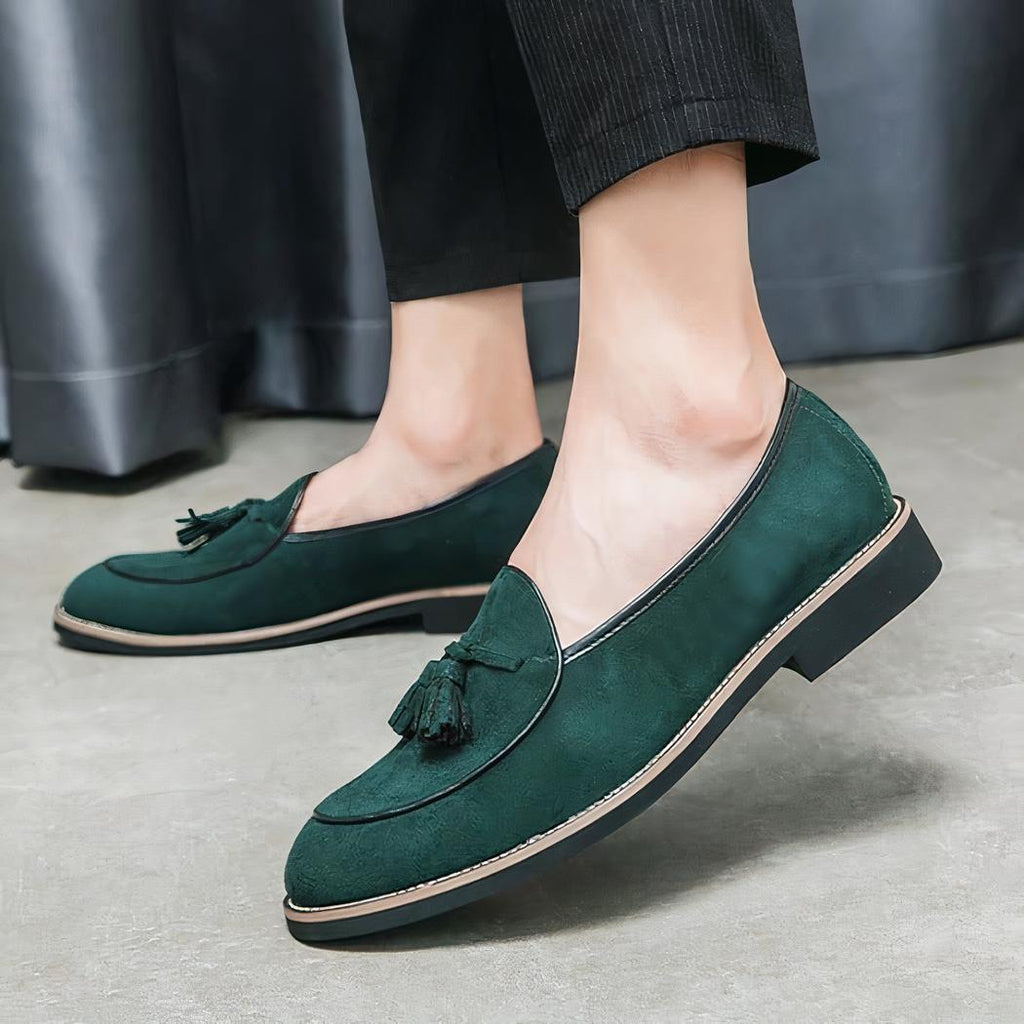 Mocassins à glands en cuir suède à surpiqûres blanches
