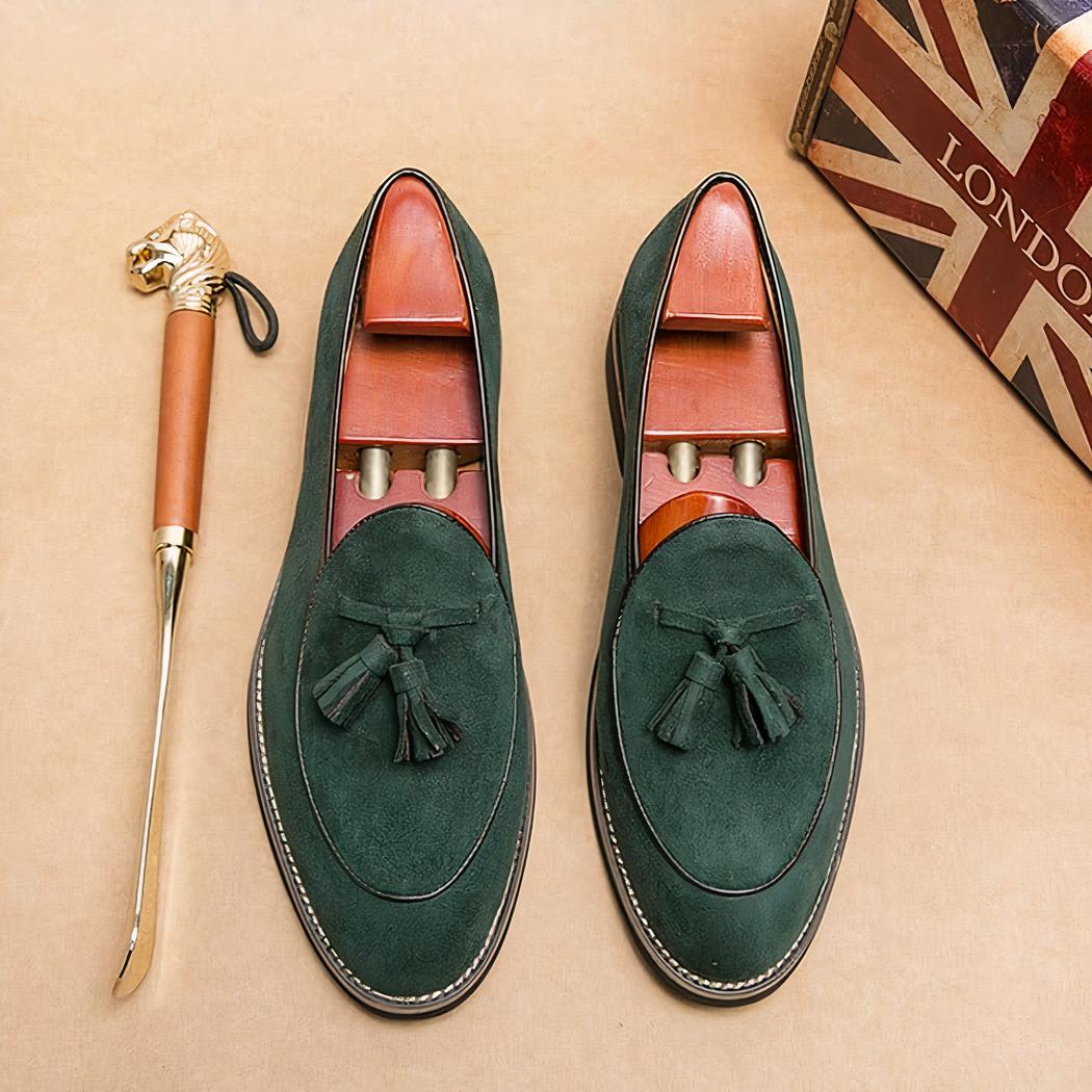 Mocassins à glands en cuir suède à surpiqûres blanches
