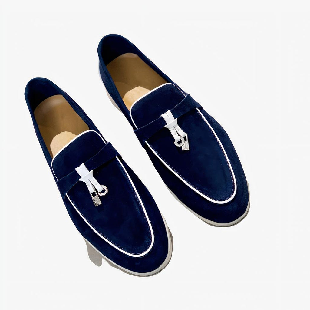 Mocassins à gland ornés de détails élégants pour hommes avec un fond une boîte à chaussures orange